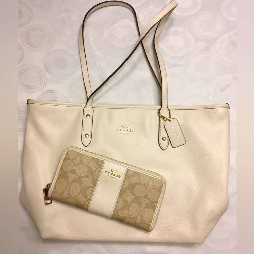 Coach Cream and Gold Shoulder Bag with Spacious Design. Authentic and elegant ✨